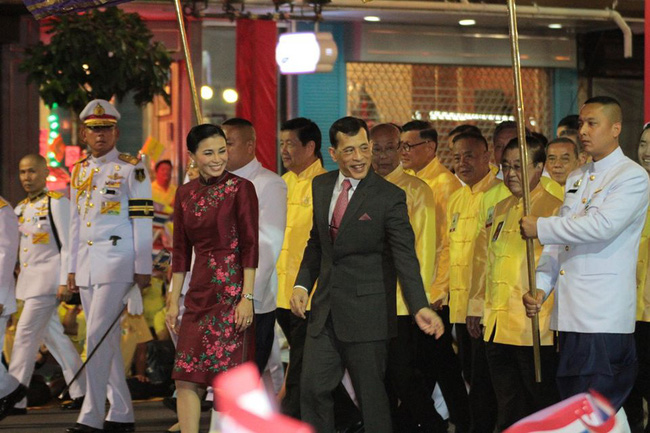 Hoàng hậu Thái Lan gây sốt với trang phục sườn xám cách tân khoe vẻ đẹp hút hồn, kết hợp ăn ý với nhà vua và được dân chúng ủng hộ-7