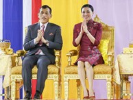 Hoàng hậu Thái Lan gây sốt với trang phục sườn xám cách tân khoe vẻ đẹp hút hồn, kết hợp ăn ý với nhà vua và được dân chúng ủng hộ