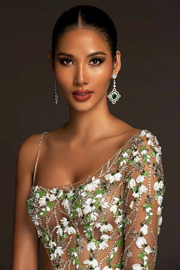 Trang phục dạ hội lấy cảm hứng từ giọt hoa tuyết của Hoàng Thuỳ tại Miss Universe 2019-2