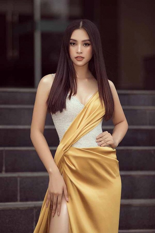 Sau hình ảnh tóc ngắn cá tính, Tiểu Vy lại tóc dài buông xoã đi chấm thi-4