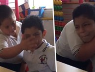 Lau nước mắt cho nhau trong lớp học, 2 cậu bé nhận bão like từ dân mạng, câu chuyện đằng sau khiến ai cũng sụt sùi cảm động