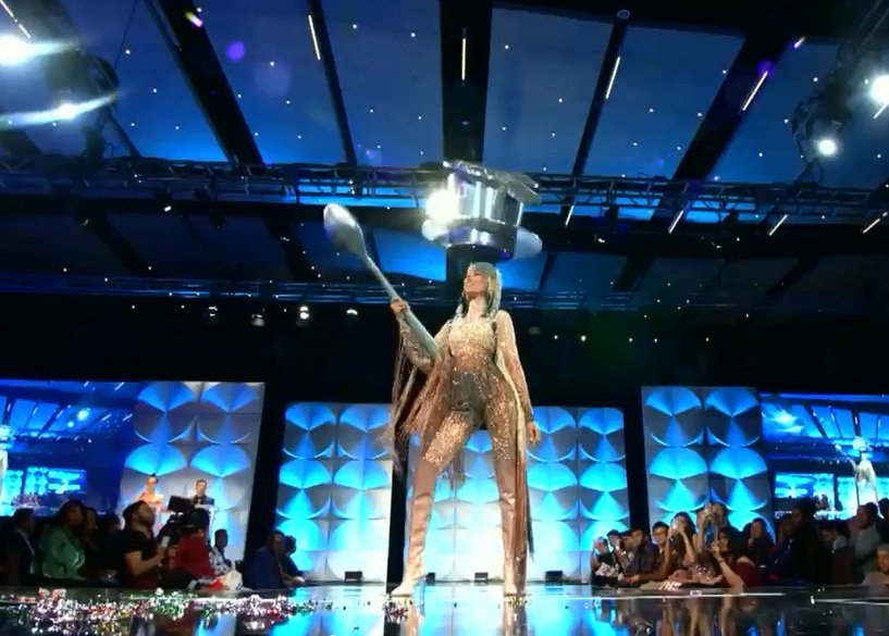 Hoàng Thùy chính thức trình diễn trang phục dân tộc Cafe phin sữa đá tại Miss Universe 2019-4