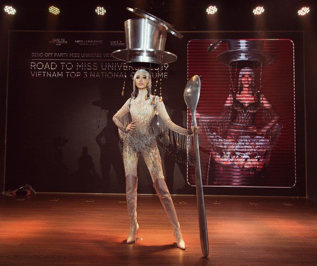 Hoàng Thùy chính thức trình diễn trang phục dân tộc Cafe phin sữa đá tại Miss Universe 2019-6