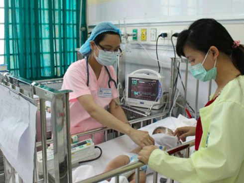 Bác sĩ Nhi vạch rõ sai lầm mẹ hay làm khi con mắc bệnh dễ gặp trong thời tiết này