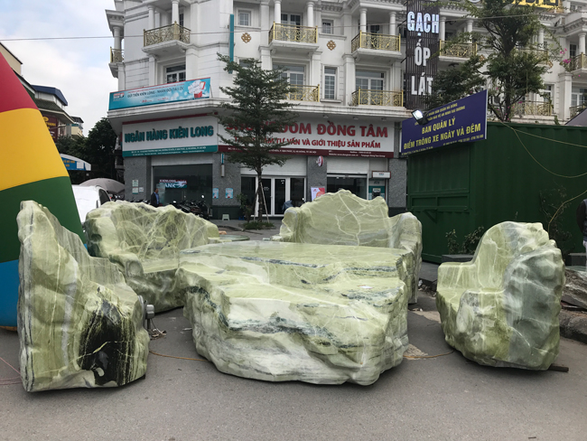 Chiêm ngưỡng bộ bàn ghế bằng ngọc nặng 25 tấn, có giá gần 3 tỷ đồng-1