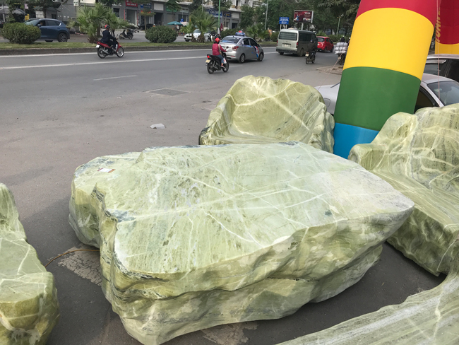 Chiêm ngưỡng bộ bàn ghế bằng ngọc nặng 25 tấn, có giá gần 3 tỷ đồng-10
