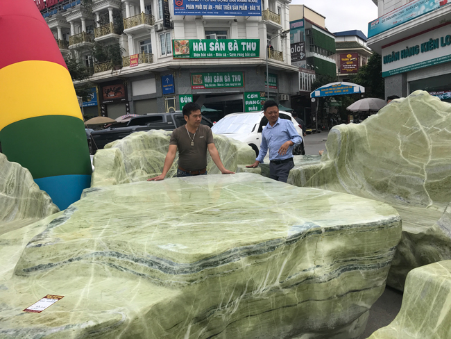 Chiêm ngưỡng bộ bàn ghế bằng ngọc nặng 25 tấn, có giá gần 3 tỷ đồng-14