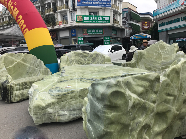 Chiêm ngưỡng bộ bàn ghế bằng ngọc nặng 25 tấn, có giá gần 3 tỷ đồng-15