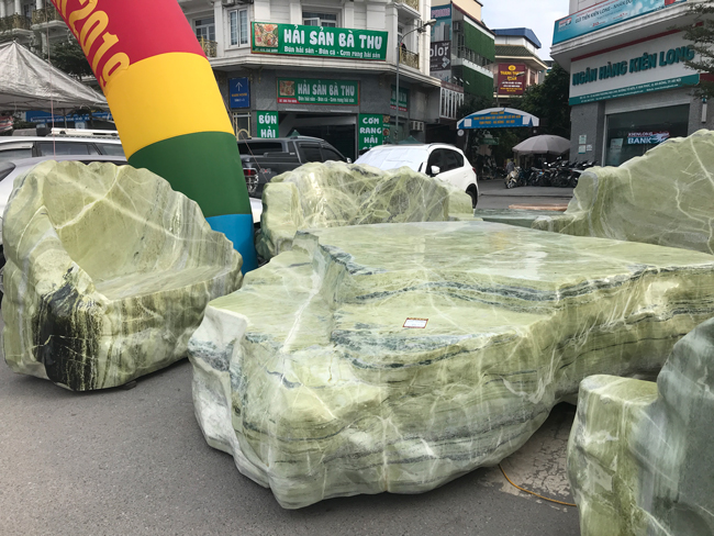 Chiêm ngưỡng bộ bàn ghế bằng ngọc nặng 25 tấn, có giá gần 3 tỷ đồng-2