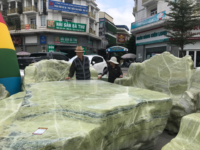 Chiêm ngưỡng bộ bàn ghế bằng ngọc nặng 25 tấn, có giá gần 3 tỷ đồng-3