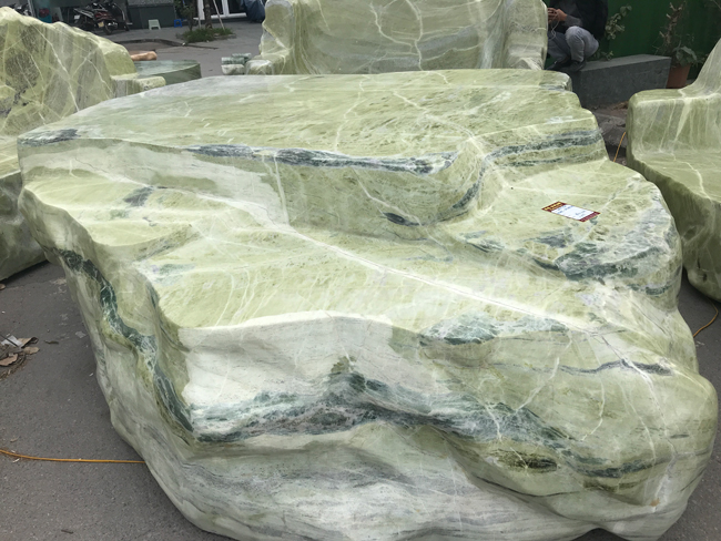 Chiêm ngưỡng bộ bàn ghế bằng ngọc nặng 25 tấn, có giá gần 3 tỷ đồng-6