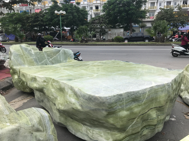 Chiêm ngưỡng bộ bàn ghế bằng ngọc nặng 25 tấn, có giá gần 3 tỷ đồng-7