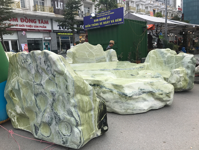 Chiêm ngưỡng bộ bàn ghế bằng ngọc nặng 25 tấn, có giá gần 3 tỷ đồng-8