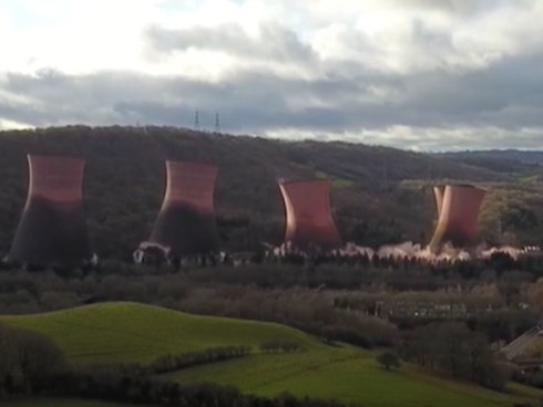 Tòa tháp cao 120 m của nhà máy điện Anh sụp đổ trong vài giây