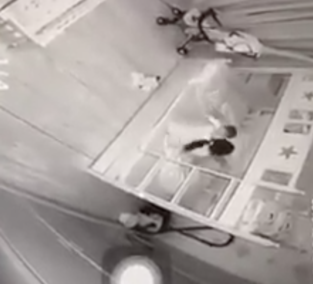 Bé gái bị người giúp việc cầm chân dốc ngược: Sức khỏe cháu bé như thế nào?-1