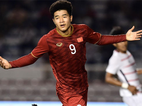 Trọng Hoàng bị phạm lỗi thô bạo, cầu thủ Campuchia vẫn lao vào trọng tài như muốn ăn tươi nuốt sống-14