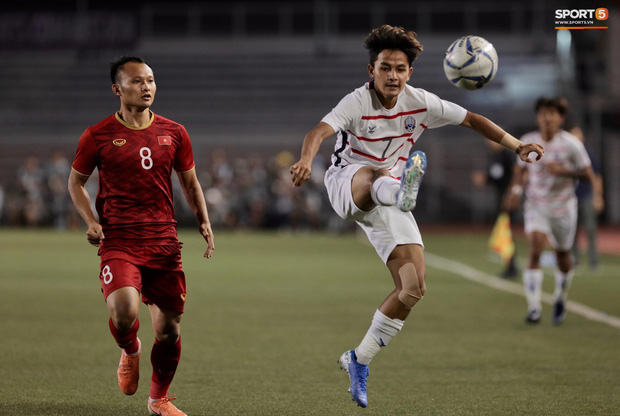 Trọng Hoàng bị phạm lỗi thô bạo, cầu thủ Campuchia vẫn lao vào trọng tài như muốn ăn tươi nuốt sống-1