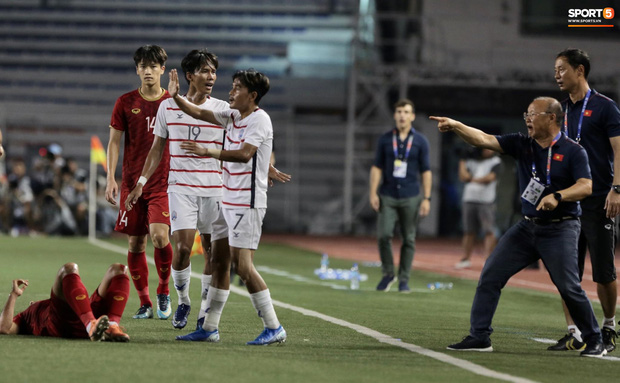 Trọng Hoàng bị phạm lỗi thô bạo, cầu thủ Campuchia vẫn lao vào trọng tài như muốn ăn tươi nuốt sống-3