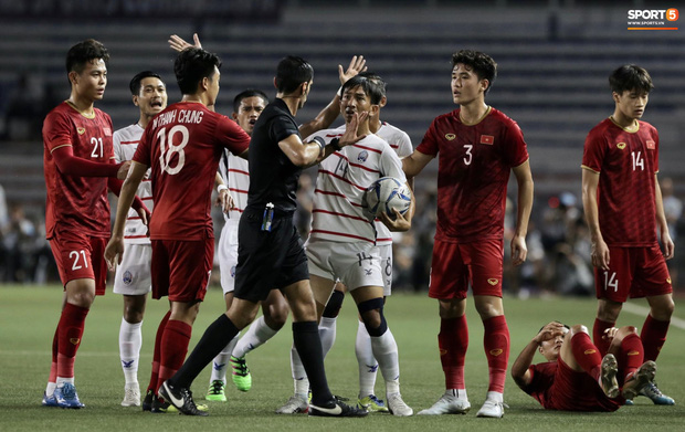 Trọng Hoàng bị phạm lỗi thô bạo, cầu thủ Campuchia vẫn lao vào trọng tài như muốn ăn tươi nuốt sống-4
