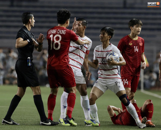 Trọng Hoàng bị phạm lỗi thô bạo, cầu thủ Campuchia vẫn lao vào trọng tài như muốn ăn tươi nuốt sống-5