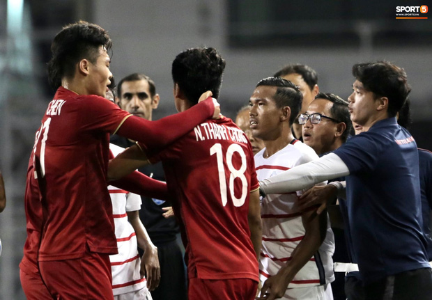 Trọng Hoàng bị phạm lỗi thô bạo, cầu thủ Campuchia vẫn lao vào trọng tài như muốn ăn tươi nuốt sống-6