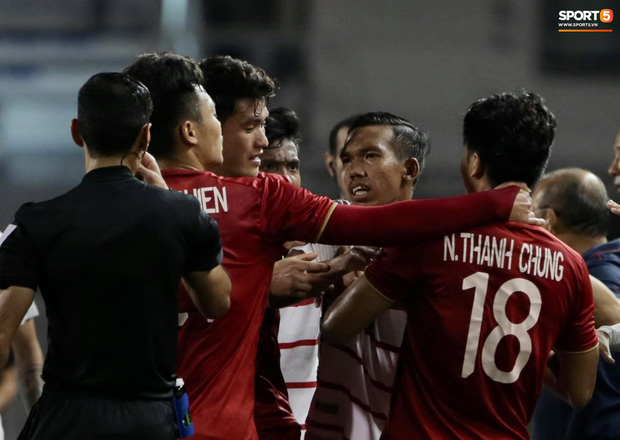 Trọng Hoàng bị phạm lỗi thô bạo, cầu thủ Campuchia vẫn lao vào trọng tài như muốn ăn tươi nuốt sống-7