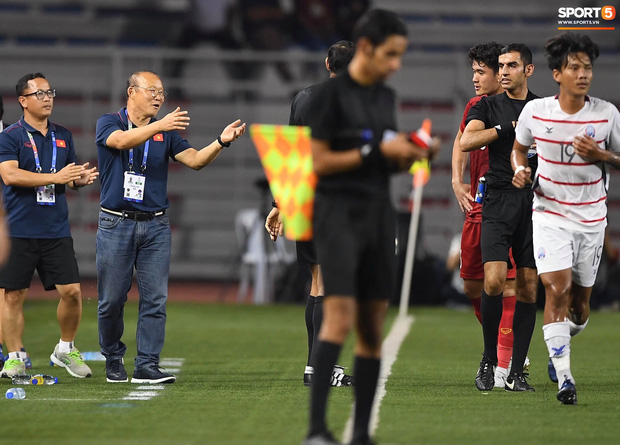Trọng Hoàng bị phạm lỗi thô bạo, cầu thủ Campuchia vẫn lao vào trọng tài như muốn ăn tươi nuốt sống-13