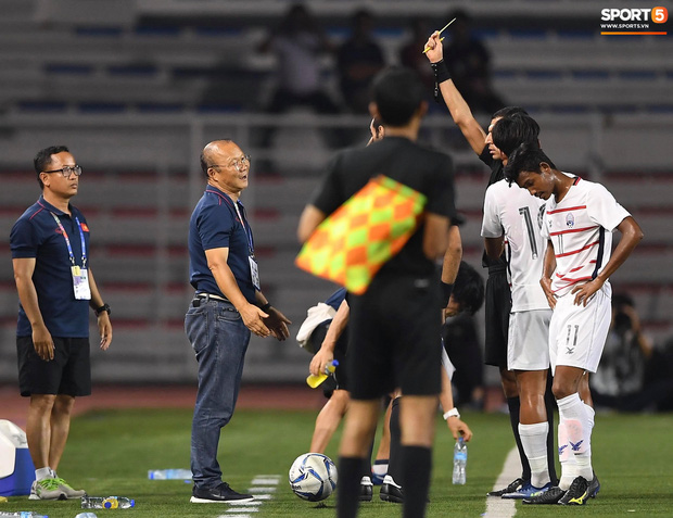 Trọng Hoàng bị phạm lỗi thô bạo, cầu thủ Campuchia vẫn lao vào trọng tài như muốn ăn tươi nuốt sống-12