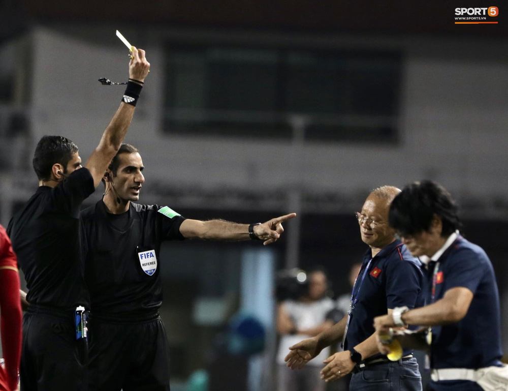 Học trò bị phạm lỗi, nhưng HLV Park Hang-seo phải nhận thẻ vàng vì lao ra phản ứng trọng tài-2