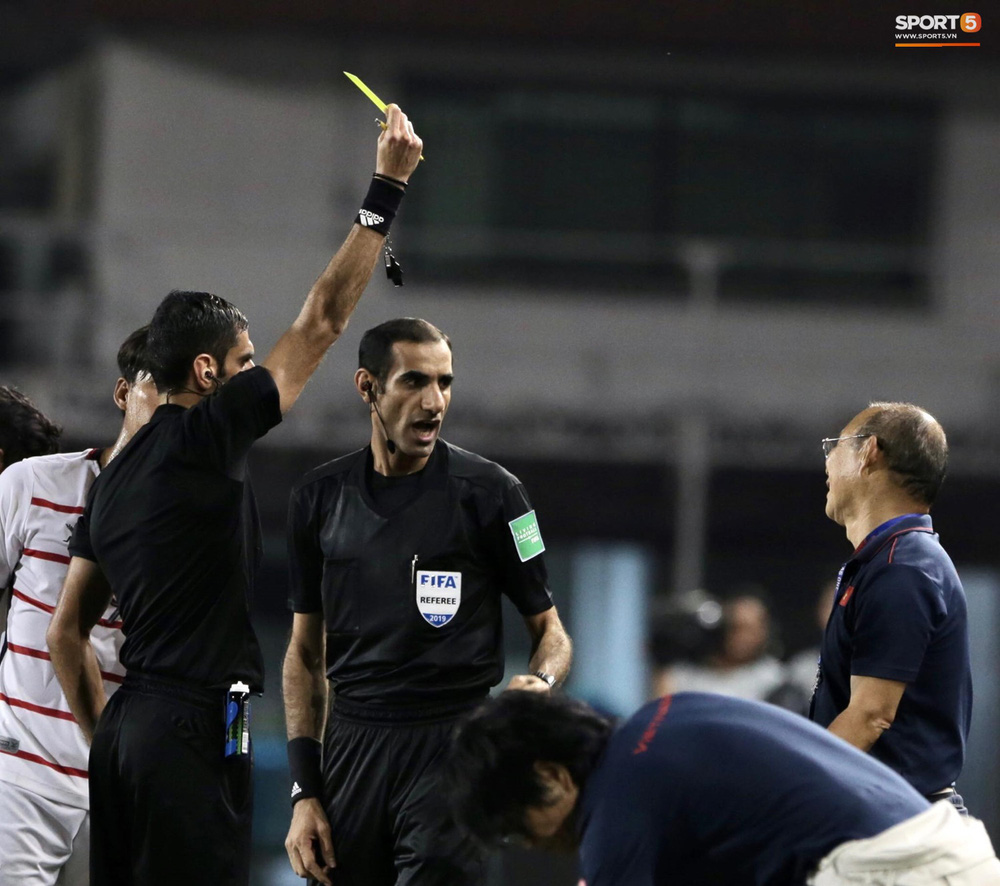 Học trò bị phạm lỗi, nhưng HLV Park Hang-seo phải nhận thẻ vàng vì lao ra phản ứng trọng tài-3