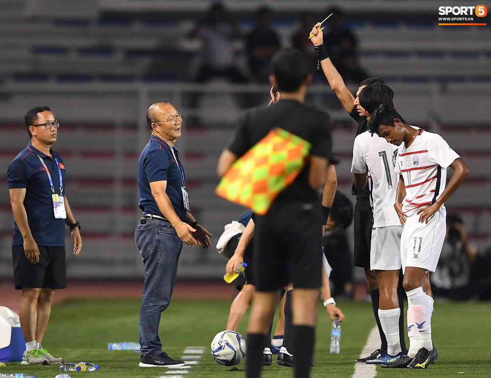 Học trò bị phạm lỗi, nhưng HLV Park Hang-seo phải nhận thẻ vàng vì lao ra phản ứng trọng tài-4