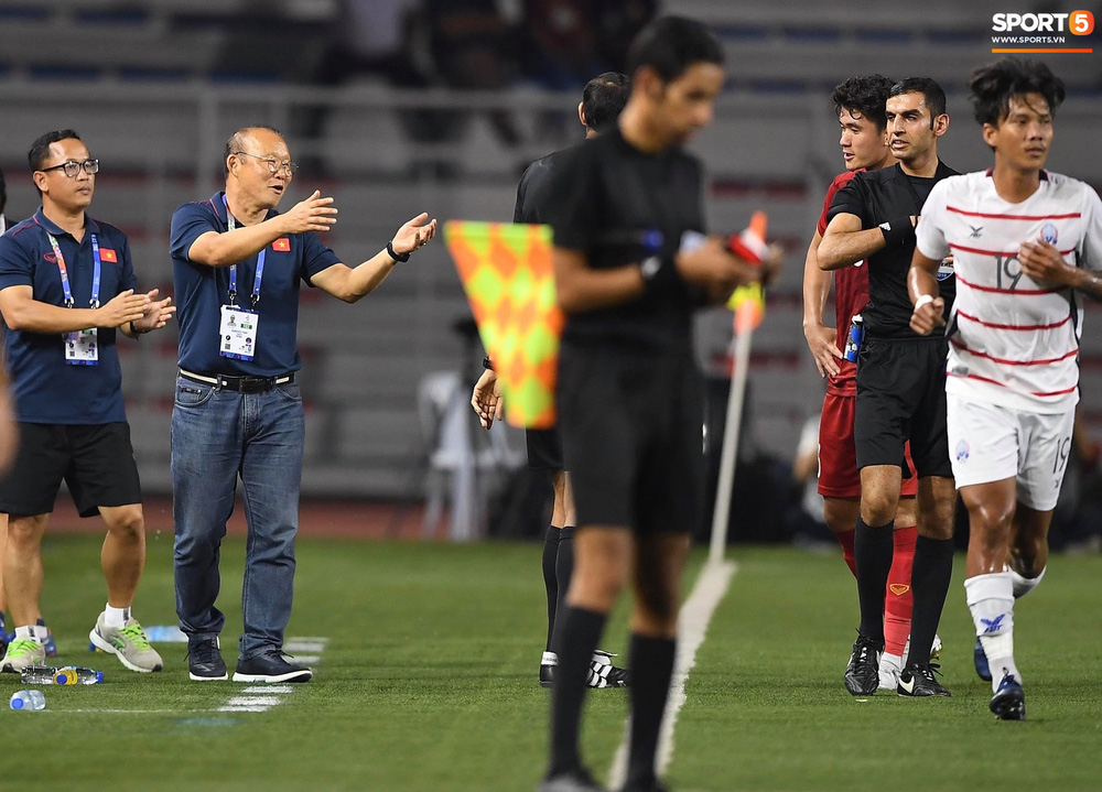 Học trò bị phạm lỗi, nhưng HLV Park Hang-seo phải nhận thẻ vàng vì lao ra phản ứng trọng tài-5