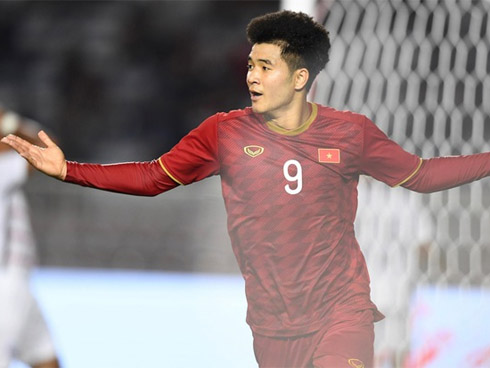 Đồng đội hạ đẹp Campuchia, Quang Hải ngồi ngoài sân thư thái tập giãn cơ thế này đây-10