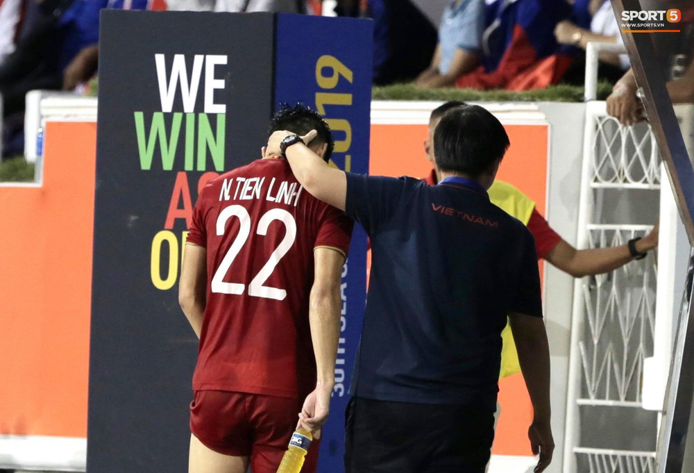 Tiến Linh dính chấn thương, lo lắng càng đè nặng lên vai HLV Park Hang-seo trước thềm chung kết SEA Games 30-11