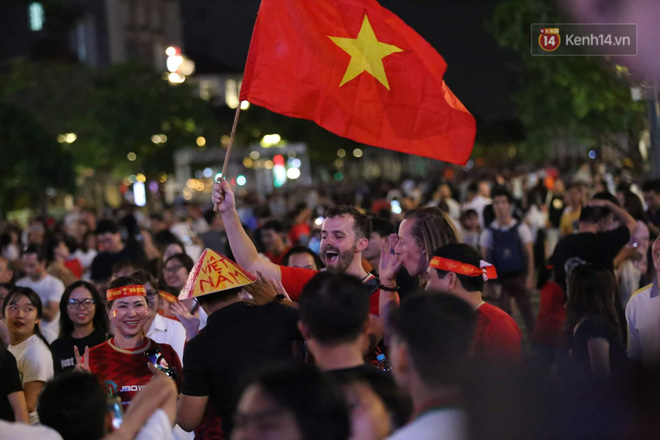 U22 Việt Nam đả bại U22 Campuchia với 4 bàn không gỡ, CĐV sung sướng reo hò: Vô chung kết thôi bà con-3