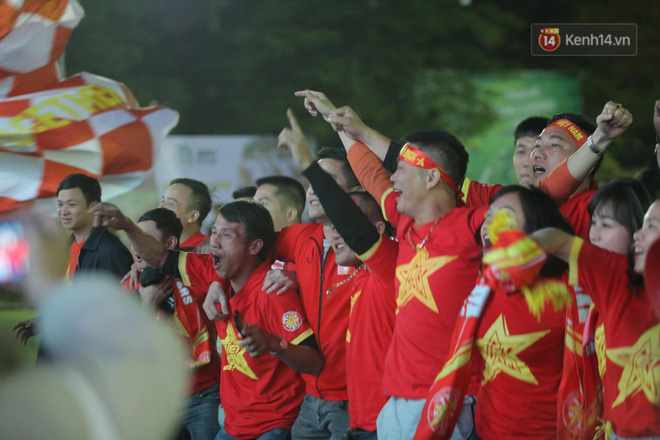 U22 Việt Nam đả bại U22 Campuchia với 4 bàn không gỡ, CĐV sung sướng reo hò: Vô chung kết thôi bà con-30