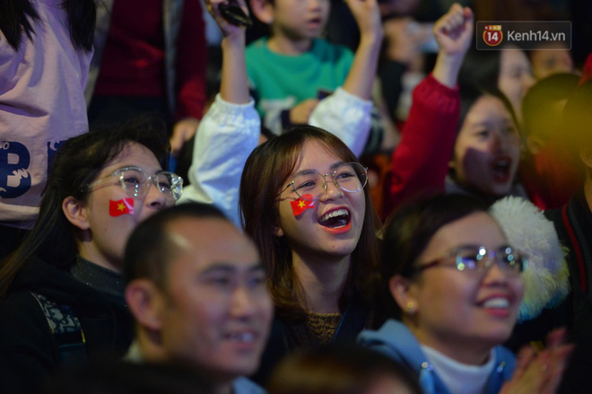 U22 Việt Nam đả bại U22 Campuchia với 4 bàn không gỡ, CĐV sung sướng reo hò: Vô chung kết thôi bà con-10