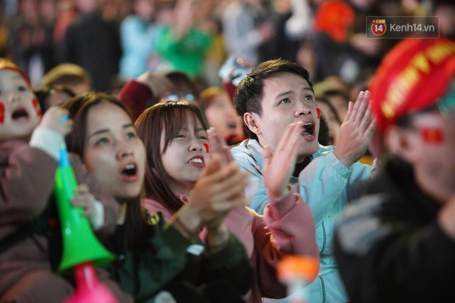 U22 Việt Nam đả bại U22 Campuchia với 4 bàn không gỡ, CĐV sung sướng reo hò: Vô chung kết thôi bà con-17