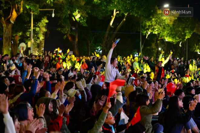 U22 Việt Nam đả bại U22 Campuchia với 4 bàn không gỡ, CĐV sung sướng reo hò: Vô chung kết thôi bà con-11