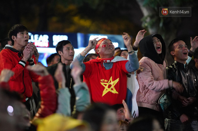 U22 Việt Nam đả bại U22 Campuchia với 4 bàn không gỡ, CĐV sung sướng reo hò: Vô chung kết thôi bà con-4