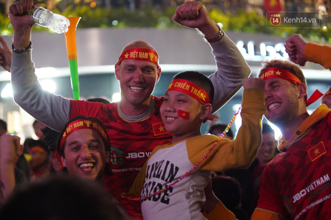 U22 Việt Nam đả bại U22 Campuchia với 4 bàn không gỡ, CĐV sung sướng reo hò: Vô chung kết thôi bà con-5