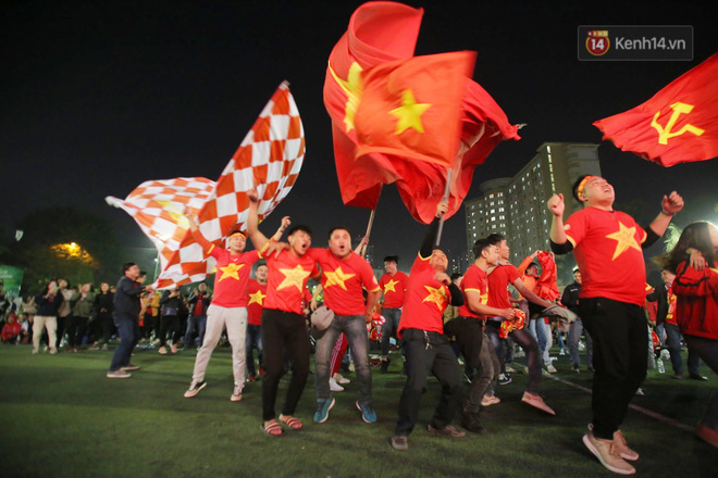 U22 Việt Nam đả bại U22 Campuchia với 4 bàn không gỡ, CĐV sung sướng reo hò: Vô chung kết thôi bà con-39