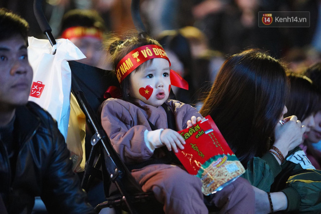 U22 Việt Nam đả bại U22 Campuchia với 4 bàn không gỡ, CĐV sung sướng reo hò: Vô chung kết thôi bà con-58