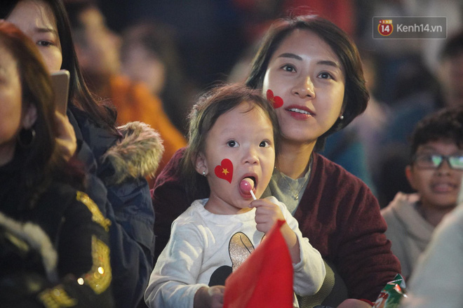 U22 Việt Nam đả bại U22 Campuchia với 4 bàn không gỡ, CĐV sung sướng reo hò: Vô chung kết thôi bà con-54