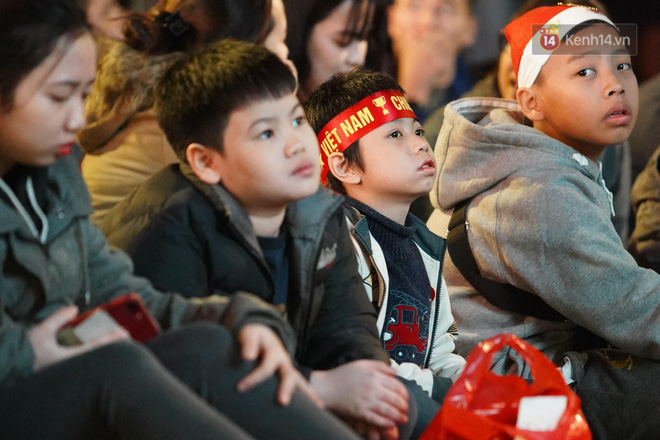 U22 Việt Nam đả bại U22 Campuchia với 4 bàn không gỡ, CĐV sung sướng reo hò: Vô chung kết thôi bà con-55