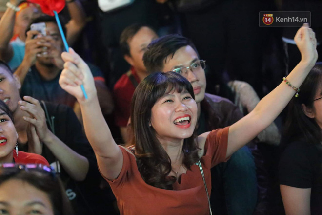 U22 Việt Nam đả bại U22 Campuchia với 4 bàn không gỡ, CĐV sung sướng reo hò: Vô chung kết thôi bà con-31