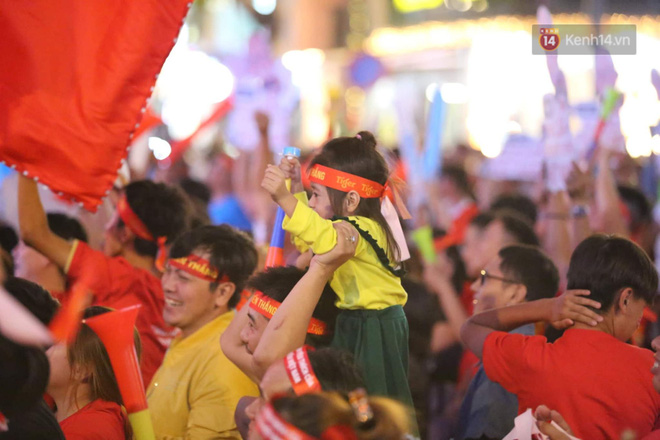 U22 Việt Nam đả bại U22 Campuchia với 4 bàn không gỡ, CĐV sung sướng reo hò: Vô chung kết thôi bà con-42