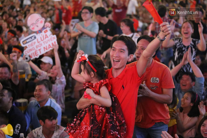 U22 Việt Nam đả bại U22 Campuchia với 4 bàn không gỡ, CĐV sung sướng reo hò: Vô chung kết thôi bà con-43