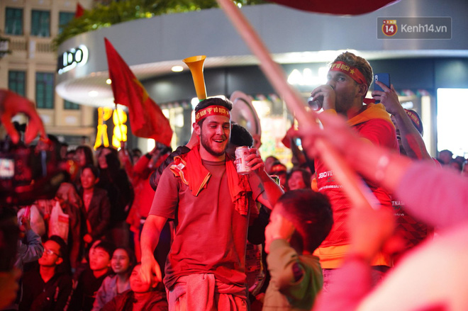 U22 Việt Nam đả bại U22 Campuchia với 4 bàn không gỡ, CĐV sung sướng reo hò: Vô chung kết thôi bà con-15