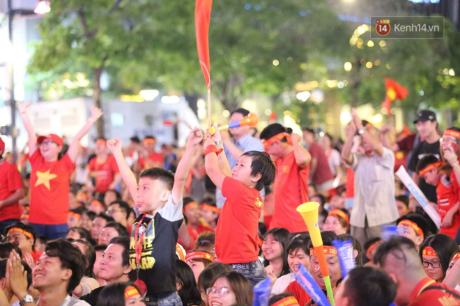 U22 Việt Nam đả bại U22 Campuchia với 4 bàn không gỡ, CĐV sung sướng reo hò: Vô chung kết thôi bà con-32